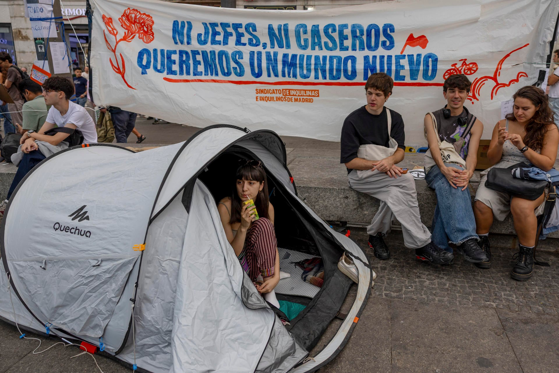 Jóvenes participantes en la acampada de la madrileña Puerta del Sol en protesta por la situación de la vivienda. EFE/ Daniel González
