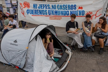 Unas 600 personas amanecen acampadas en Sol tras una noche sin incidentes ni lluvia