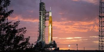 El programa Artemis estableció nuevas bases para el regreso sostenido de seres humanos a la Luna tras más de 50 años desde las misiones Apolo (Wikimedia Commons)