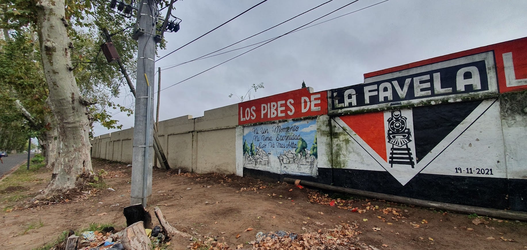 Durante la pandemia de COVID-19, La Favela reforzó su rol social repartiendo viandas y gestionando servicios esenciales para su barrio.