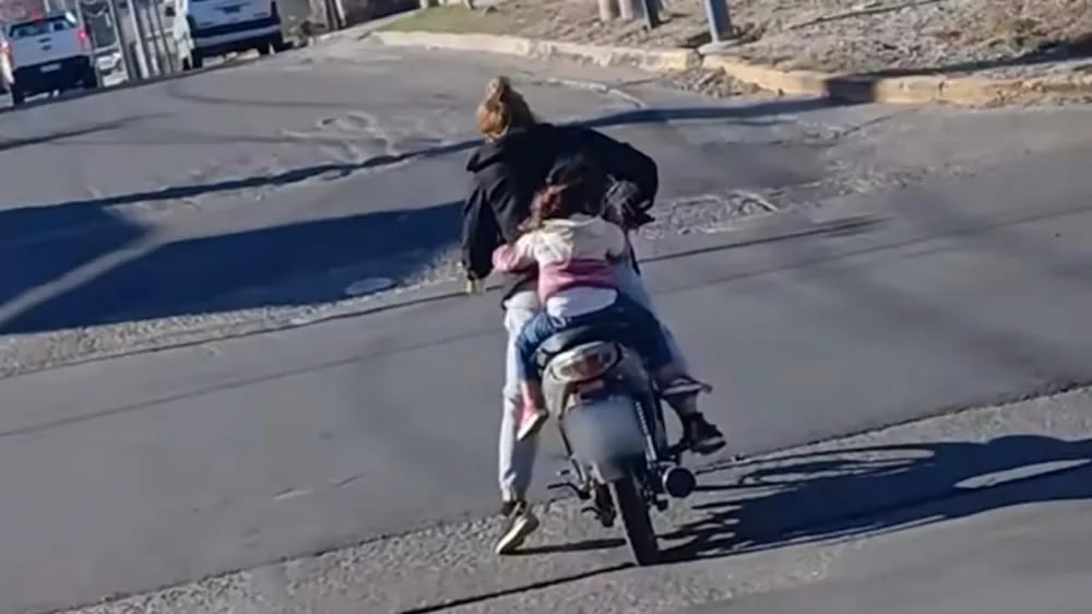 La escena quedó registrada en la intersección de avenida Gobernador Figueroa y avenida Arturo Illia, en la Capital de Catamarca