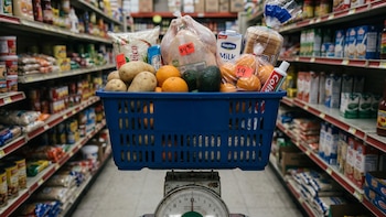 La inflación retrocede, pero la canasta básica en México sigue subiendo impulsada por aumentos en papa, aguacate y pollo