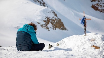El reencuentro entre supervivientes y las familias de los fallecidos de la tragedia de los Andes: el documental que complementa ‘La sociedad de la nieve’