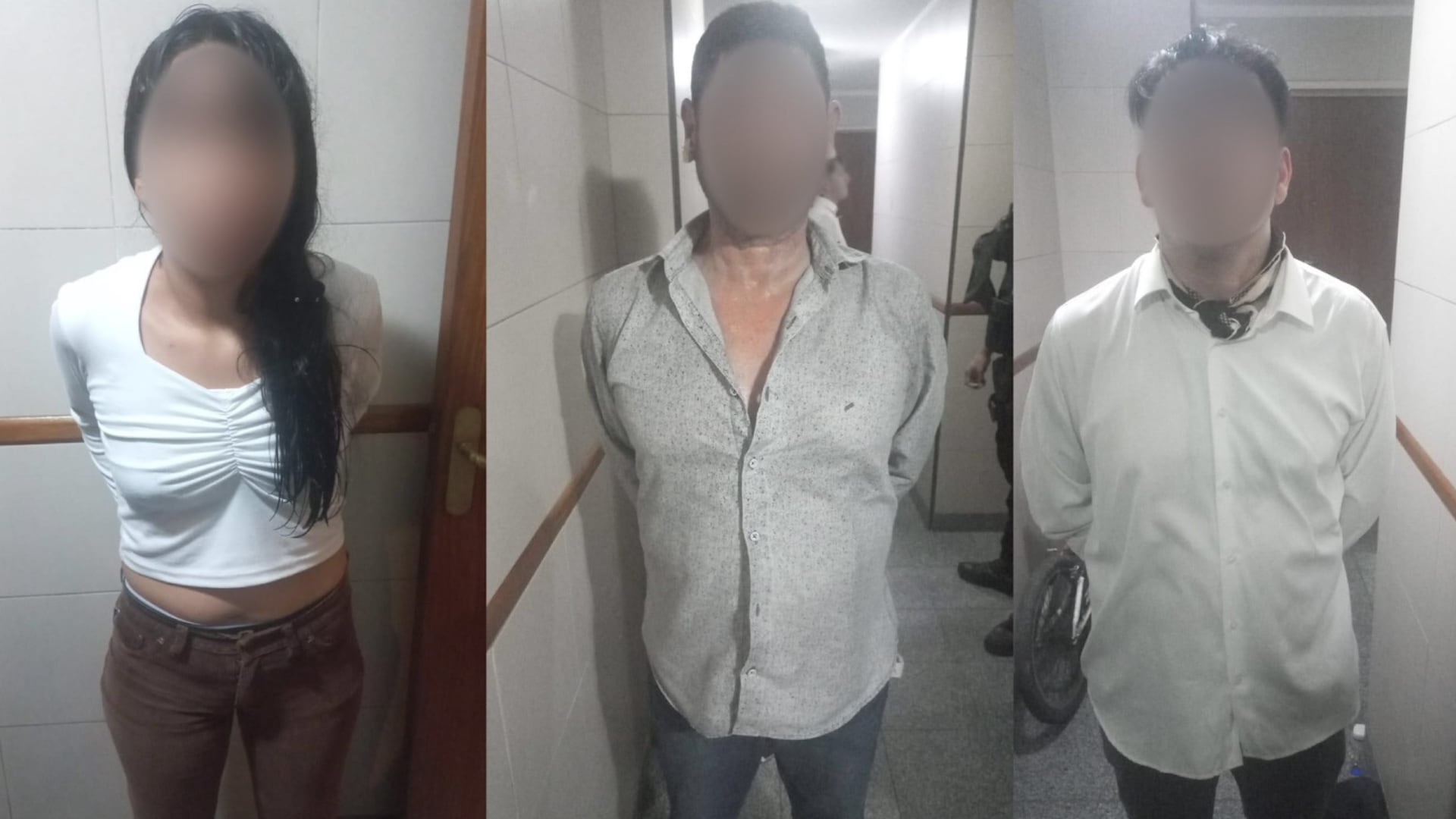 Tres individuos, dos hombres y una mujer, aparecen con las manos detrás de la espalda tras ser detenidos por autoridades, en un pasillo de una instalación.