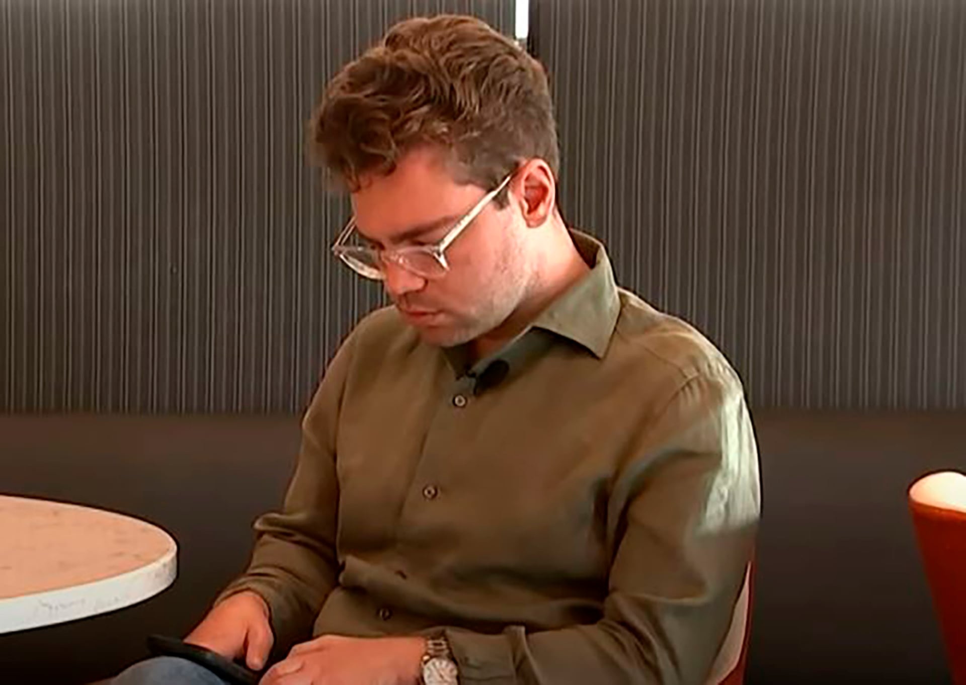 La cirugía de doble trasplante de manos marca un hito en la medicina reconstructiva y transforma la vida de este joven suizo (Captura de video)