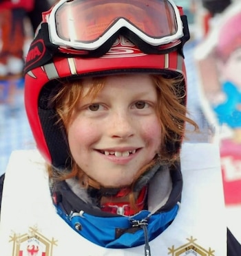 Jannik Sinner haciendo esquí alpino