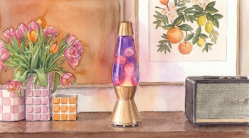 Ilustración en acuarela de una mesa con jarrones de tulipanes, una lámpara de lava púrpura, un altavoz Marshall y un cuadro de frutas.