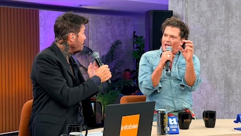 O encontro entre Marcelo Tinelli e Carlos Vives no Infobae Mundial