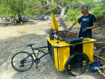 Damo Naimad (40) es músico