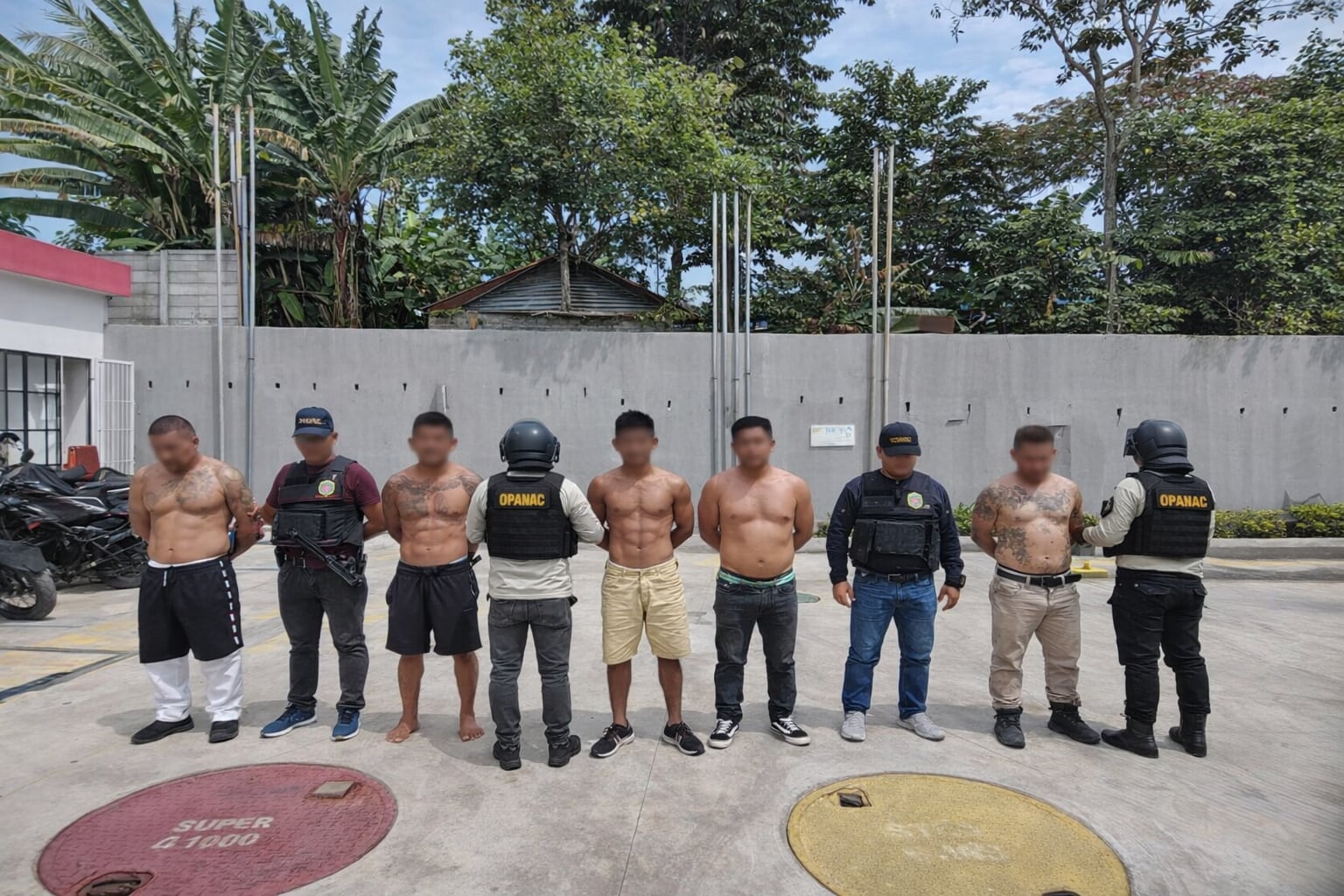 La PNC de Guatemala recibe en El Carmen a seis salvadoreños expulsados de México y los traslada a El Salvador