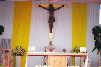 El papa León XIV ofició una multitudinaria misa en Camerún