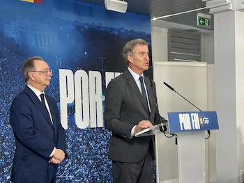 07/10/2026 (D-I) El presidente del Partido Popular, Alberto Núñez Feijóo, y el presidente de Ceuta, Juan Jesús Vivas, durante una comparecencia, en el Centro Cultural Estación de Ferrocarril, a 7 de octubre de 2026, en Ceuta (España). Feijóo ha visitado la ciudad autónoma por quinta vez en plena precampaña electoral para volver a mostrar su apoyo a Ceuta.
POLITICA
Gabriela Sardá Núñez - Europa Press