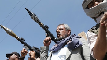 Los hutíes de Yemen aseguran haber atacado con misiles el aeropuerto de Riad e instalaciones petroleras saudíes
