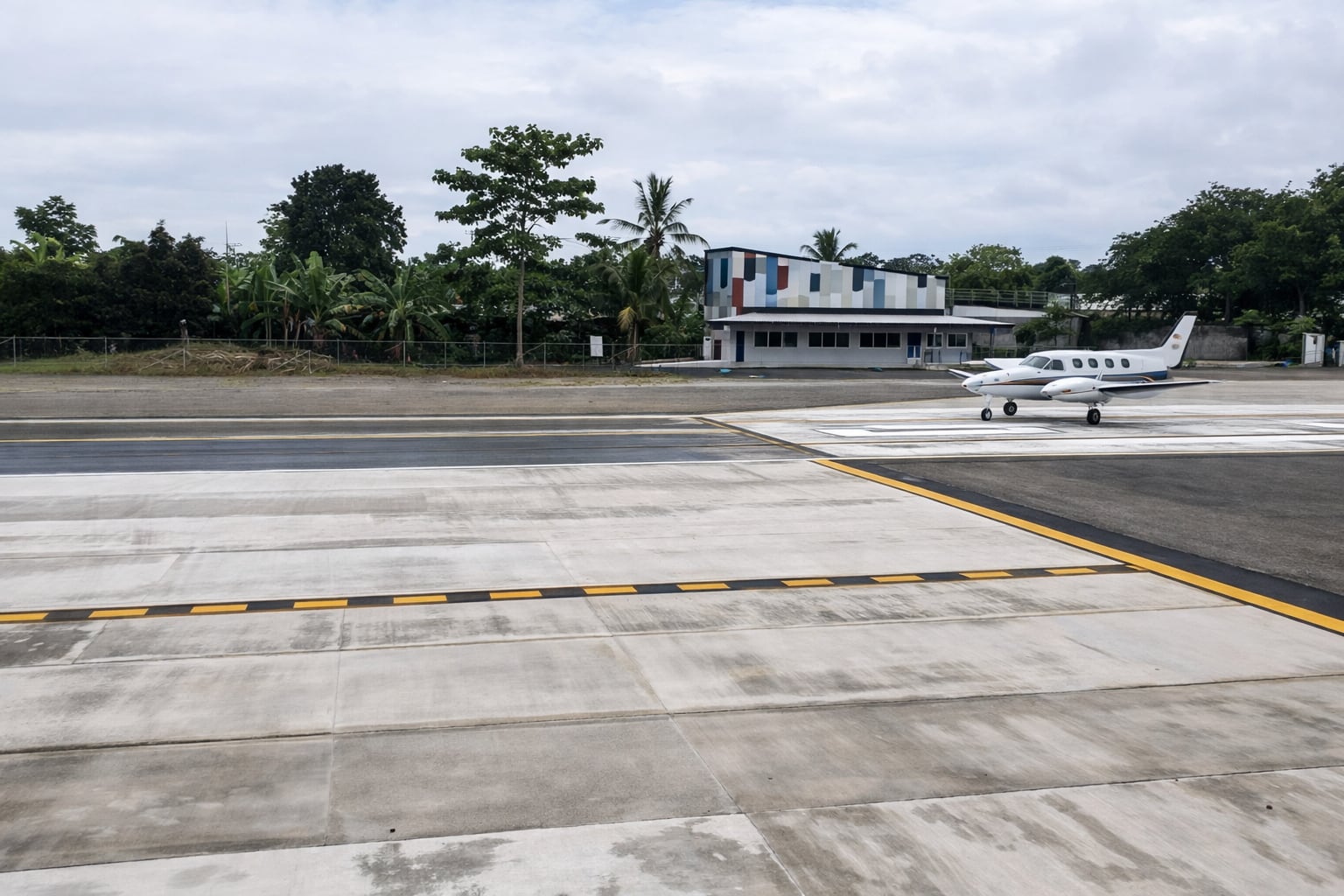La iniciativa de aeroparques turísticos busca permitir la llegada de vuelos internacionales privados a aeródromos como el de La Fortuna. Crédito: Transmisión Presidencia de la República