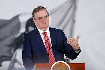El secretario de Economía, Marcelo Ebrard, habla en una rueda de prensa este miércoles en Palacio Nacional en la Ciudad de México (México). EFE/Isaac Esquivel