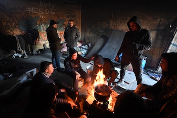 07/02/2020 Refugiados egipcios a los pies de un fuego improvisado para protegerse del frío en el campamento de Lipa, en Bihac, ciudad situada en el noroeste de Bosnia y Herzegovina.
POLITICA BALCANES EUROPA BOSNIA Y HERZEGOVINA INTERNACIONAL
IAIN BURNS / ZUMA PRESS / CONTACTOPHOTO