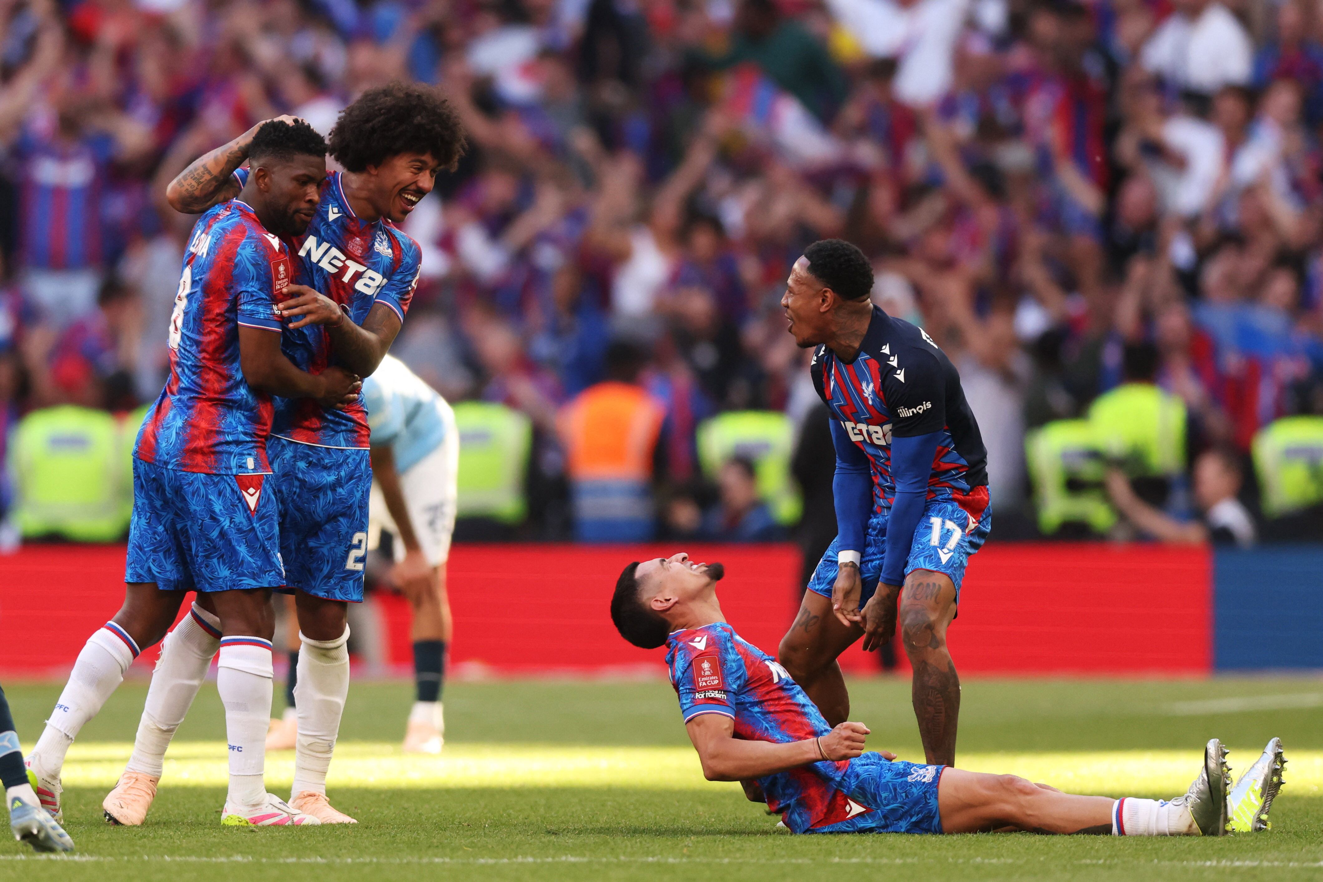 Jefferson Lerma y Daniel Muñoz celebrando el título de la FA Cup tras vencer al Crystal Palace - crédito David Klein / REUTERS