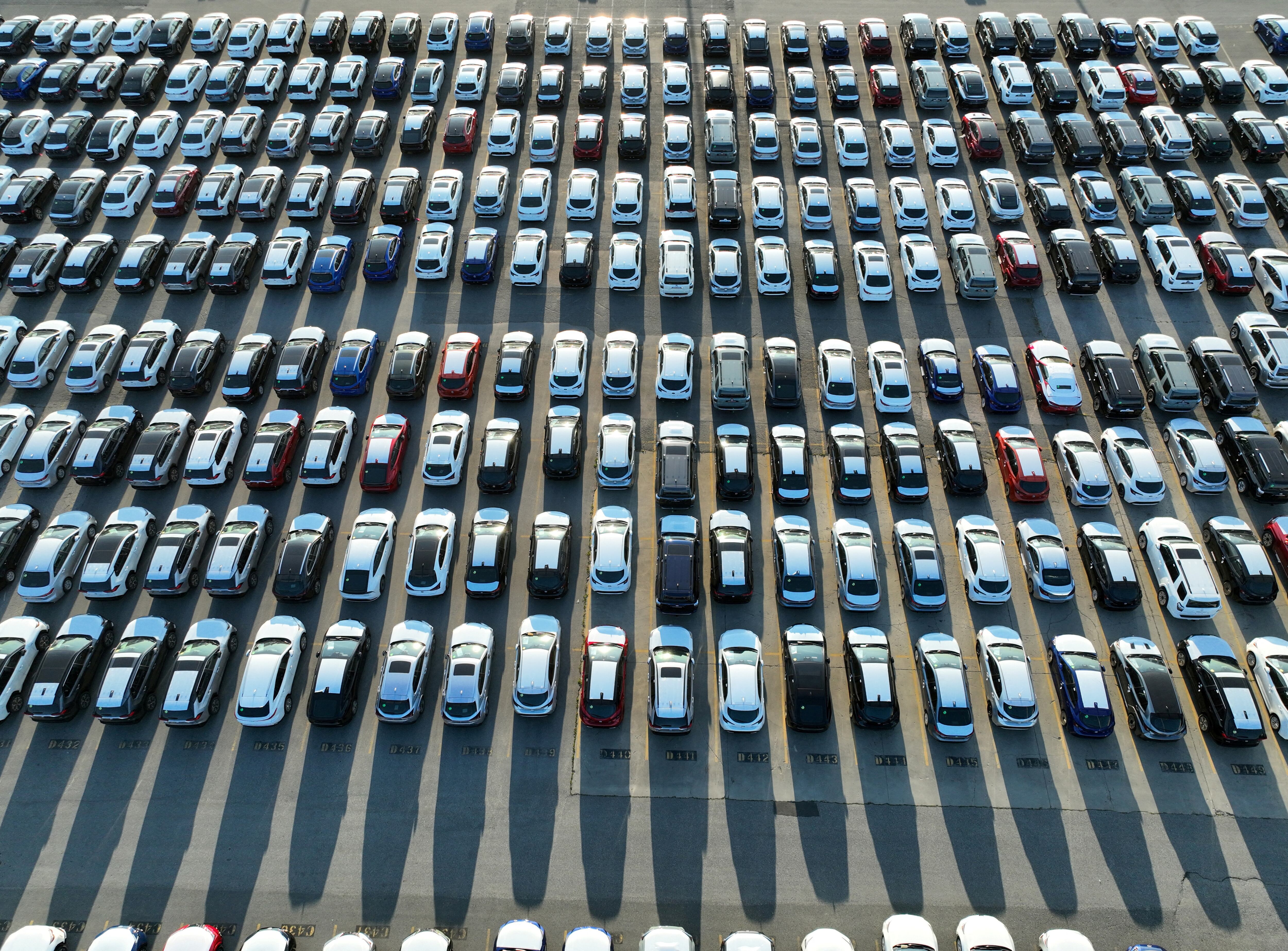 Coches nuevos aparcados en filas tras llegar en barco a la isla Annacis en Delta, Columbia Británica, Canadá (REUTERS/Chris Helgren)