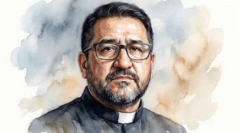 Retrato en acuarela de un sacerdote. Hombre de piel trigueña, barba, cabello oscuro, gafas, sotana negra y cuello clerical. Fondo abstracto azul y beige.