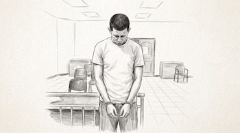 Ilustración de un hombre joven de pie con camiseta, esposas en las muñecas y la cabeza baja, frente a un mostrador y sillas.