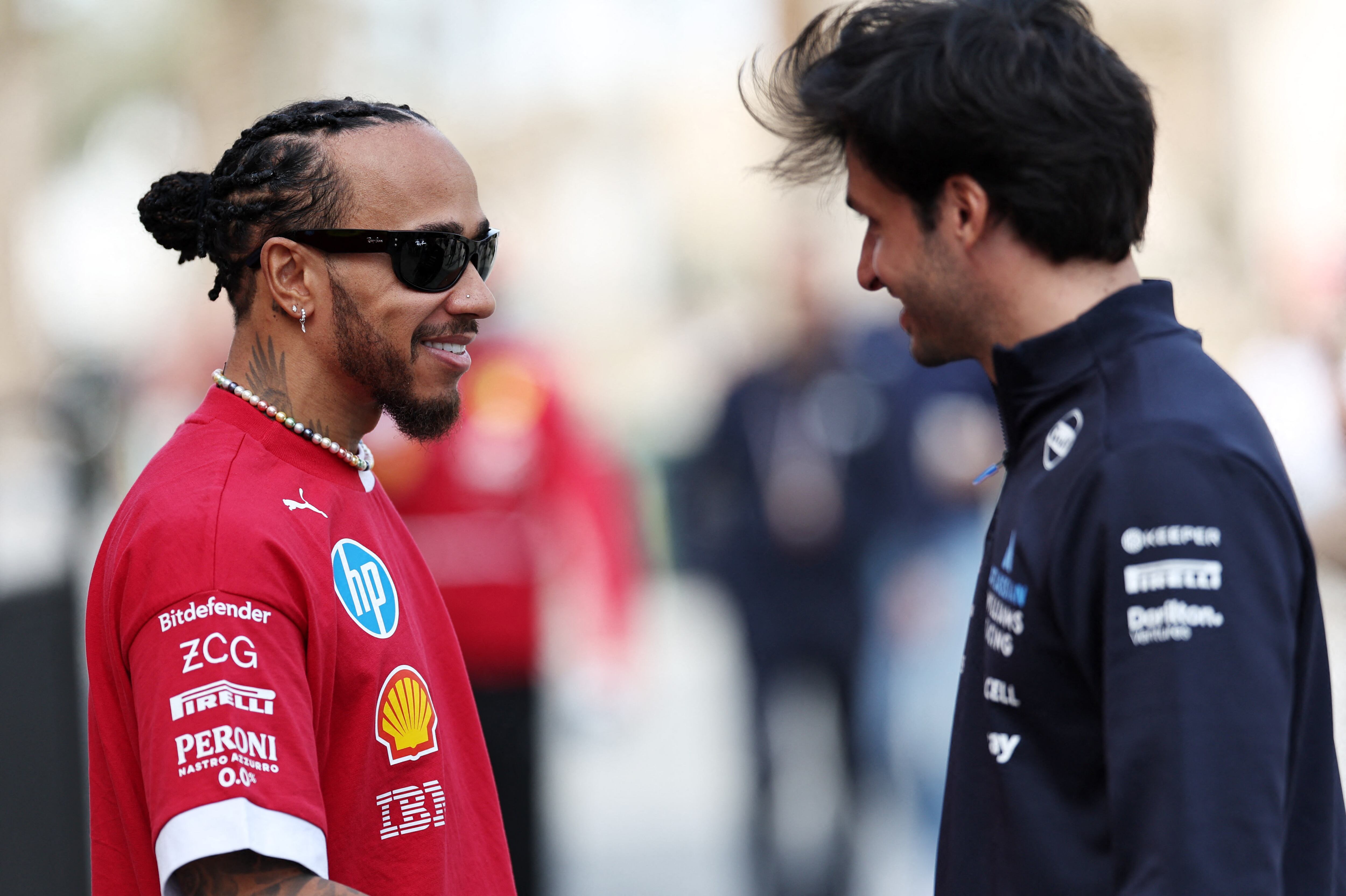 El piloto español Carlos Sainz platicando con Lewis Hamilton durante los test de pretemporada en el cirucito internacional de Bahrein (REUTERS/Hamad I Mohammed)