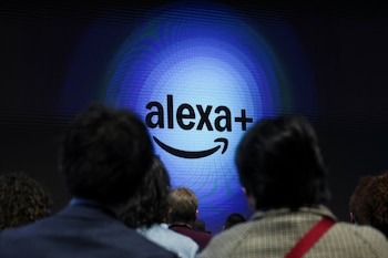 Alexa+ es la nueva generación del asistente virtual de Amazon potenciado con Inteligencia Artificial (IA) generativa.
REUTERS/Brendan McDermid