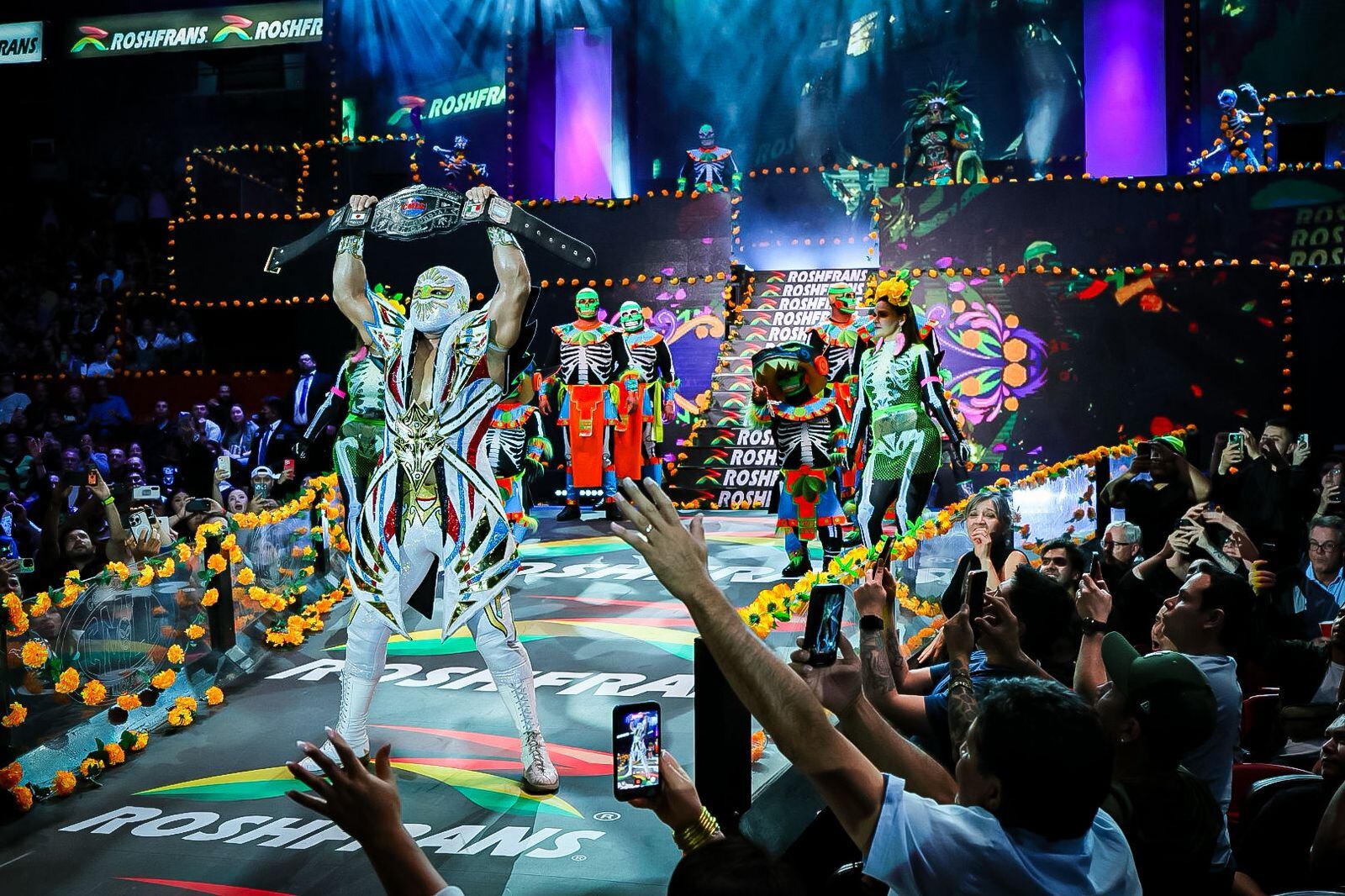 El CMLL transforma sus arenas en templos de cultura mexicana, con ofrendas, catrinas y combates imperdibles.