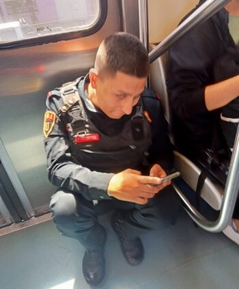 Exhibieron a policía por, supuestamente,