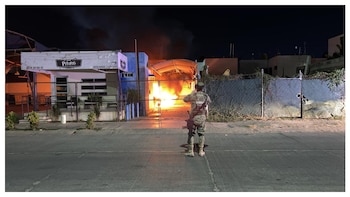 Grupo armado incendia autolavado en Culiacán tras embestirlo con un vehículo robado