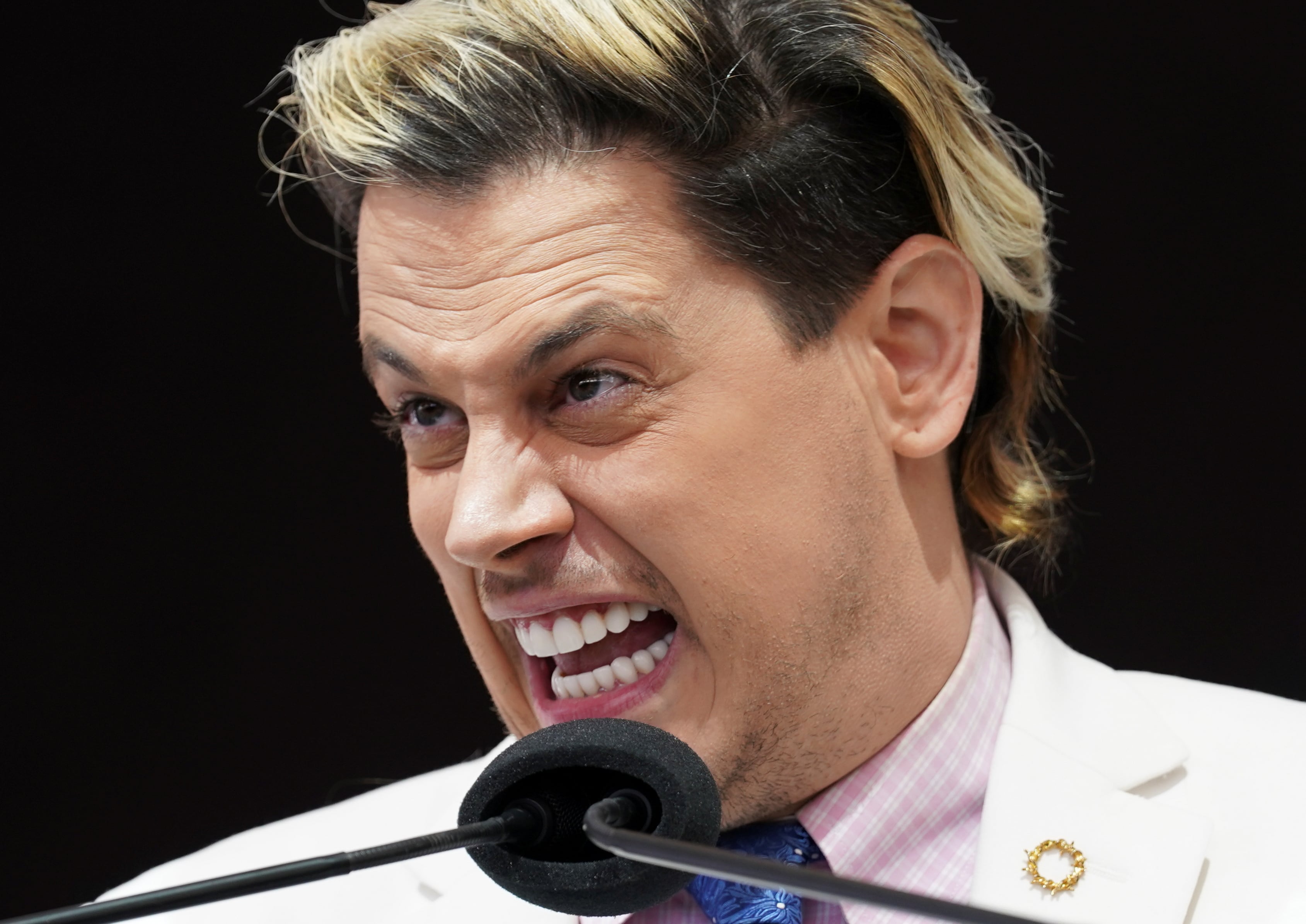 ICE arrestó a Milo Yiannopoulos en el Aeropuerto Internacional Louis Armstrong de Nueva Orleans por exceder el tiempo autorizado de permanencia en Estados Unidos. (REUTERS/Kevin Lamarque)