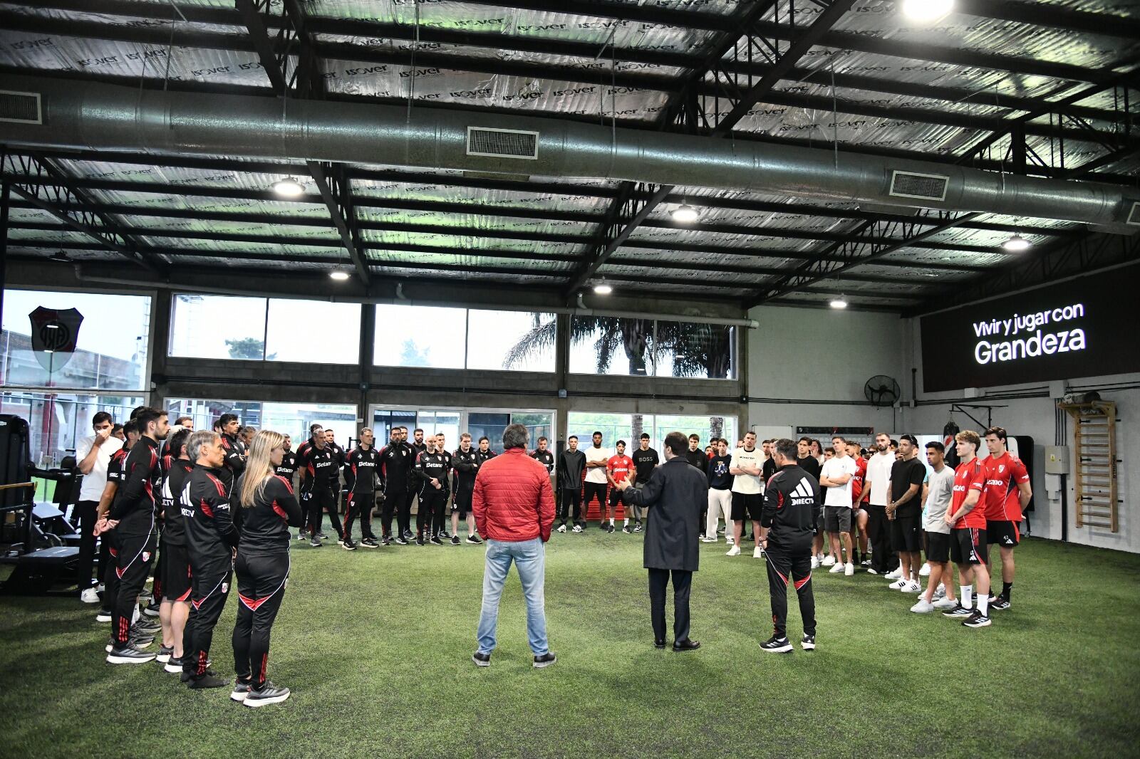 Stefano Di Carlo se reunió con el plantel de River (@RiverPlate)