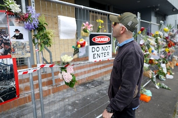 Un hombre lee los mensajes