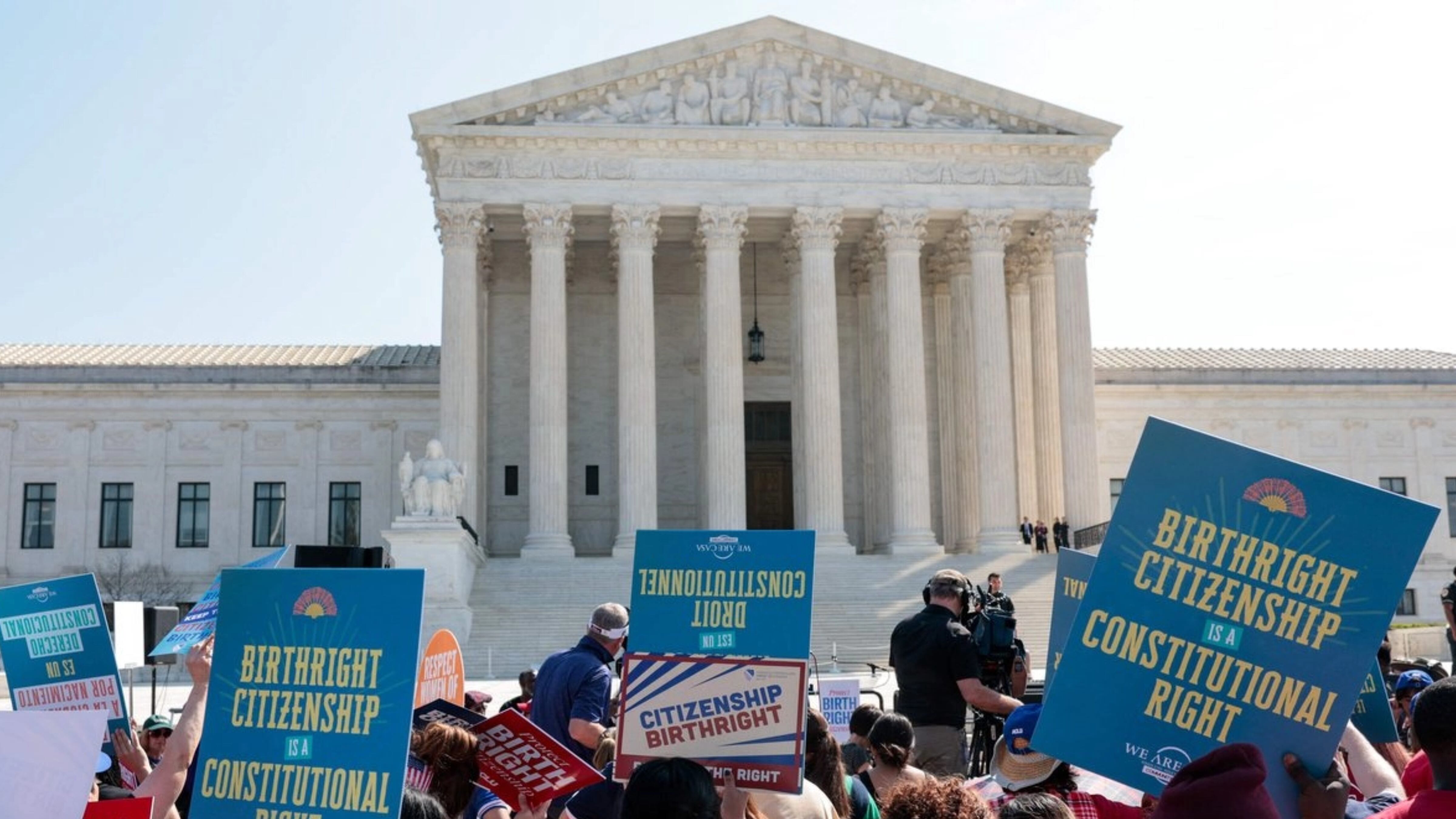 Manifestantes en apoyo a la ciudadanía por derecho de nacimiento permanecen frente a la Corte Suprema de Estados Unidos, el 1 de abril de 2026. Foto Afp