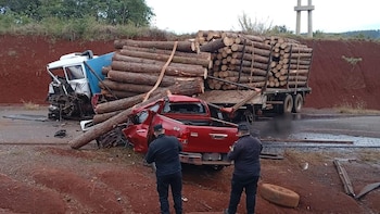 Amenazó a su exnovia y a su exsuegra, les robó una camioneta y chocó contra un camión: murió y mató a dos hombres