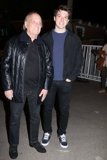 Héctor Cavallero junto con uno