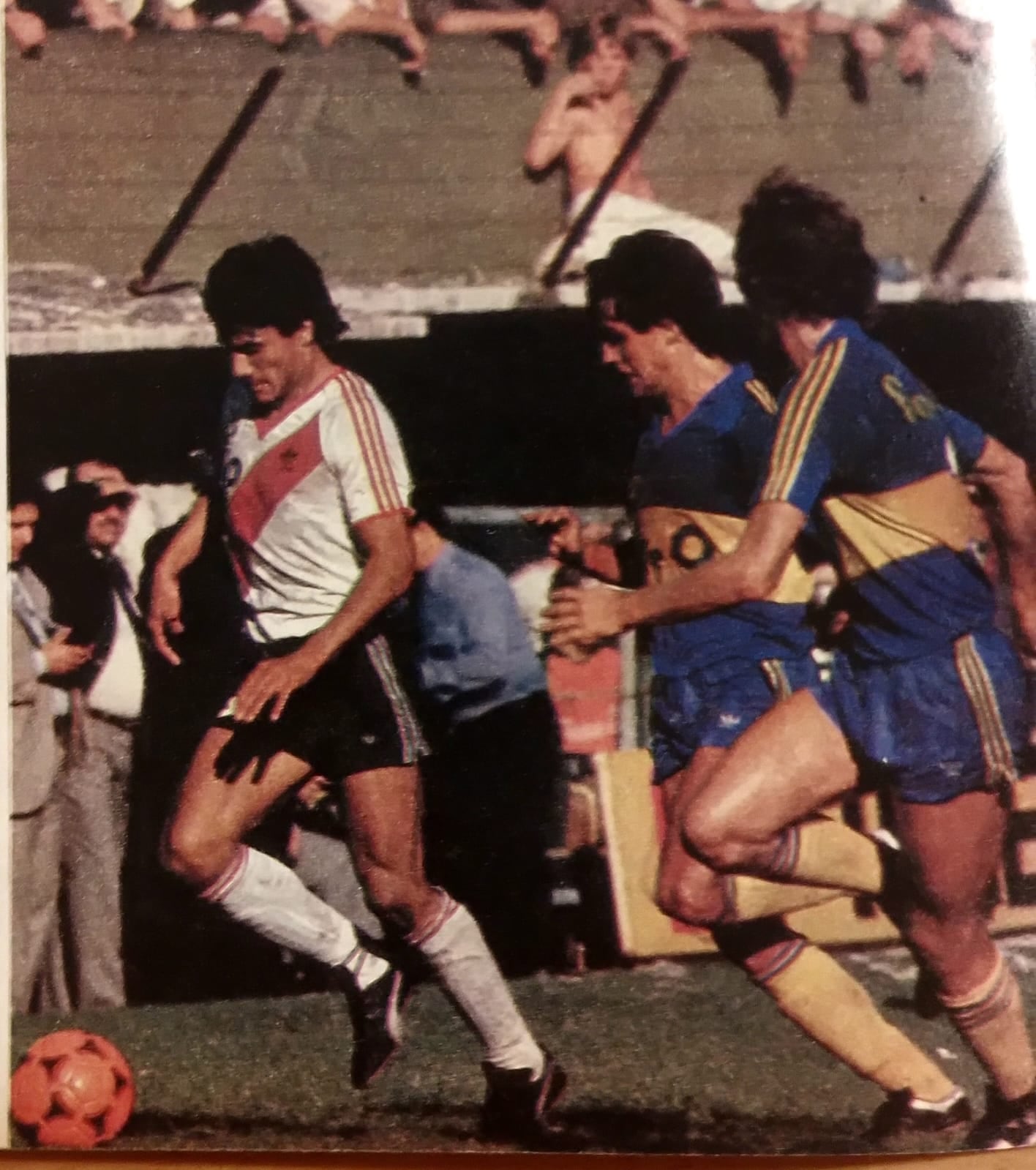 Una escena con la pelota naranja durante el primer tiempo. Héctor Enrique la domina ante Ángel Hoyos y Enrique Hrabina