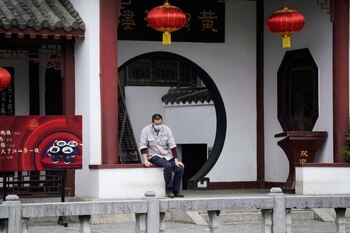 Una persona usando mascarilla en