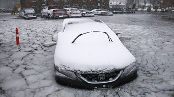 Un auto bajo nueve por