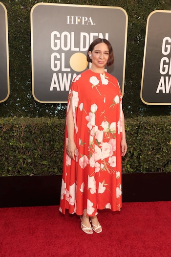 Maya Rudolph optó por una túnica floreada de largo midi al tobillo con zapatos blancos que son tendencia, los cuadrados de taco chupete