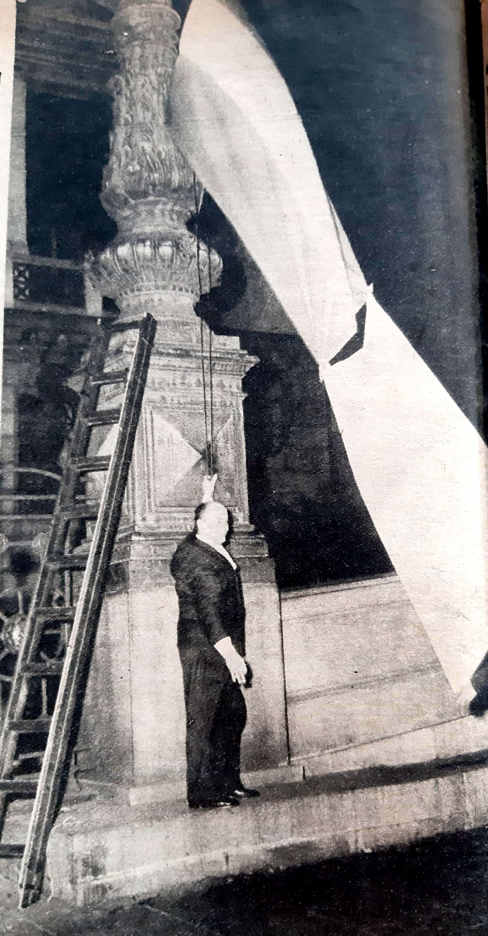 Los manifestantes habían asido una bandera del Vaticano a la enseña nacional, en uno de los mástiles laterales del Congreso (Revista Eso Es, noviembre 1955)