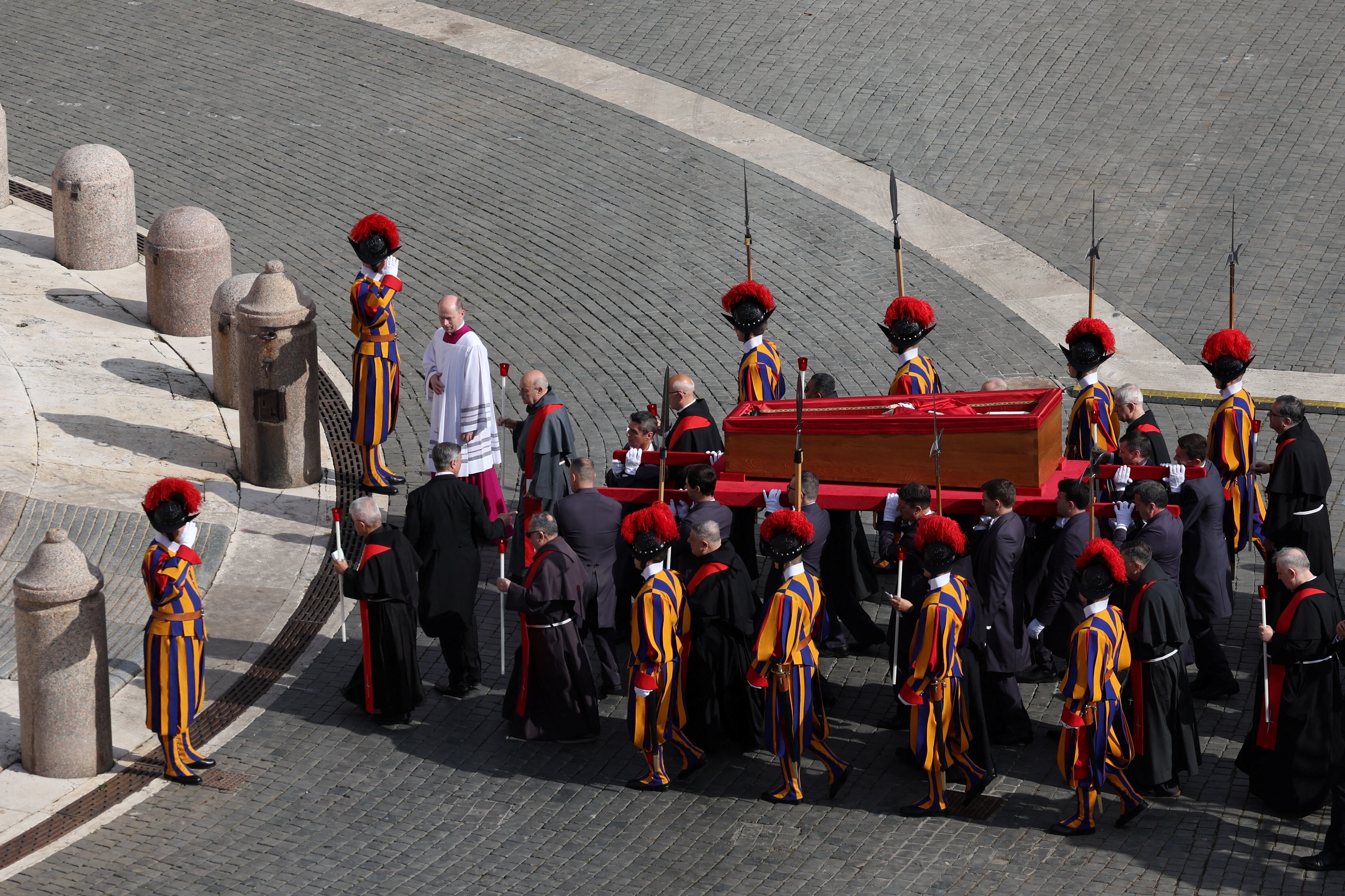 Tras una breve oración liderada por el cardenal Kevin Farrell, camarlengo del Vaticano, el ataúd fue trasladado hacia la Basílica de San Pedro, acompañado de los sones de las campanas del Vaticano (REUTERS/Guglielmo Mangiapane)
