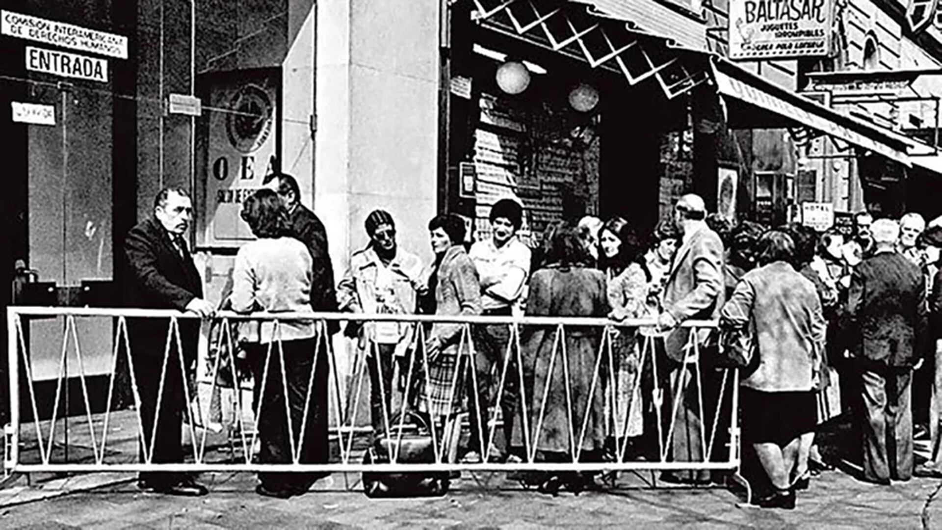 En la sede porteña de la OEA, sobre Avenida de Mayo, hubo más de tres cuadras de fila para denunciar algún crimen ante la CIDH. Quienes adherían a la campaña de comunicación de la dictadura insultaban e incluso escupían a los denunciantes