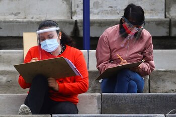 Jóvenes completan formularios durante la