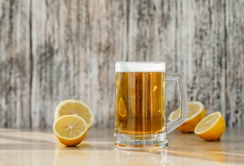 Cerveza con limón (Magnific)