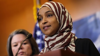 Trump sugiere que la congresista Ilhan Omar "podría ir a la cárcel" en plena investigación por fraude migratorio