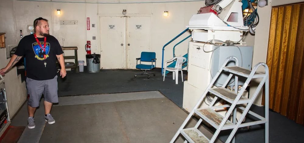 El entorno espacial cercano a la Tierra está repleto de proyectiles naturales cuyas trayectorias ponen a prueba la capacidad de alerta humana (Levi Christiansen/Supercluster)