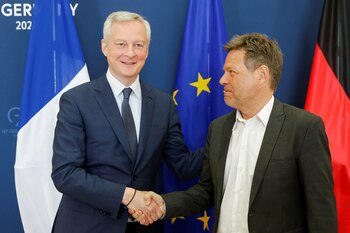 Robert Habeck estrecha la mano