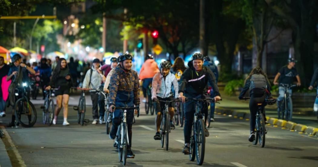 La Ciclovía Nocturna del 11 de diciembre promueve el uso seguro de la bicicleta con ciclopaseos temáticos y karaoke sobre ruedas - crédito Alcaldía de Bogotá