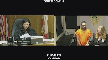 Una jueza con toga negra preside un tribunal junto a un hombre con uniforme naranja de prisión y una funcionaria en un escritorio