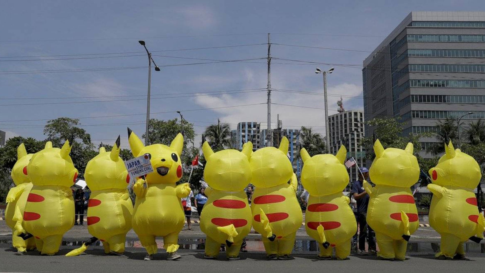 Un grupo de activistas climáticos disfrazados de Pikachu manifestándose el 25 de junio de 2019 frente a la embajada de Japón en Manila, Filipinas